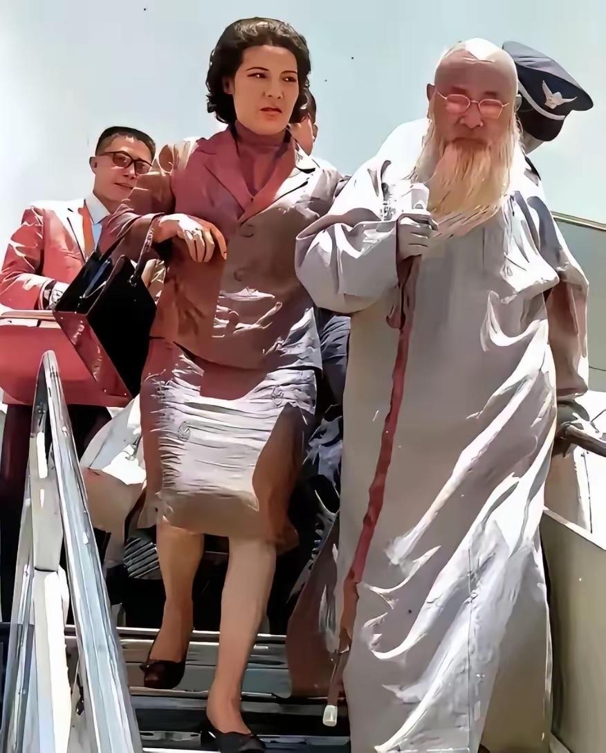 1976年，台北桃园机场，国画大师张大千（78岁）与第四任夫人徐雯波（47岁）从