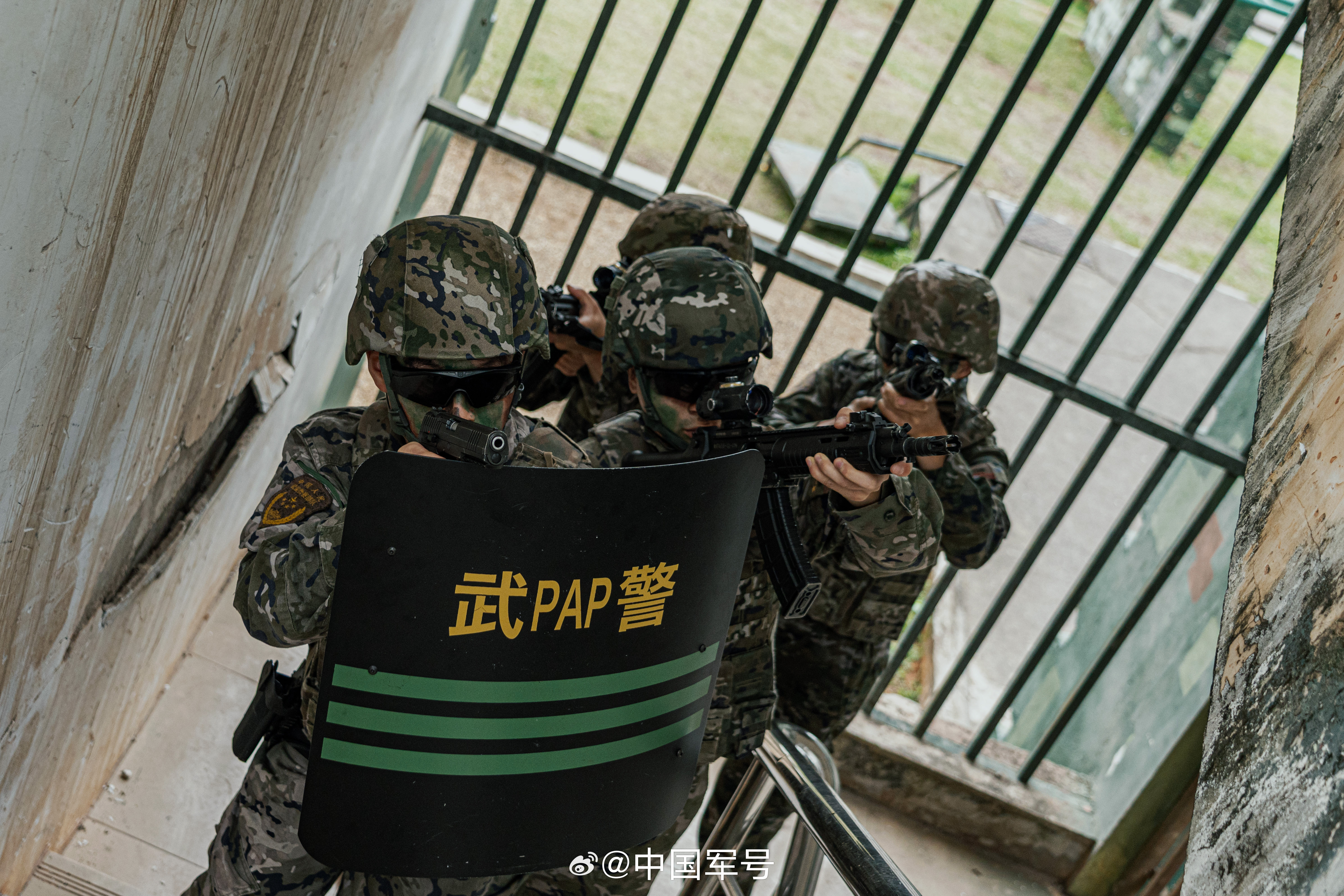 【贴近实战！武警战术训练现场直击】近日，武警广西总队机动支队紧贴实战化训练要求，