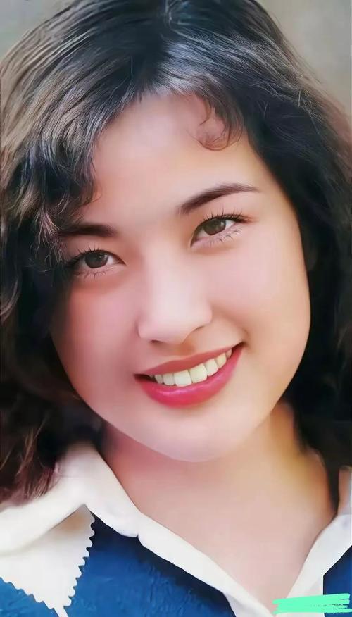 75岁刘晓庆红毯杀疯了！仪态碾压小花，这状态真要逼死同龄人谁看了75岁刘晓