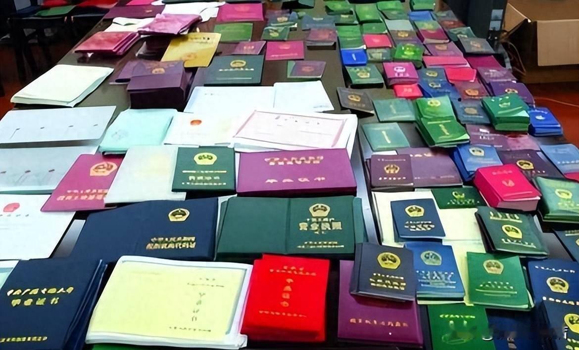印度喀拉拉邦那家印刷厂被警察端了之后，从里头翻出来了十万多份假文凭，本科学位五万