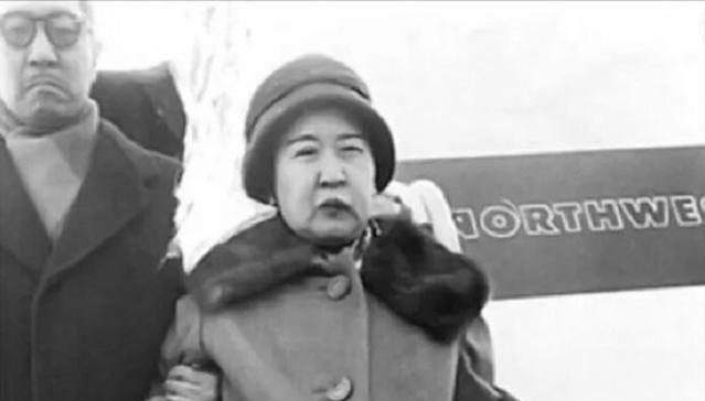 1962年1月，一个满头白发、目光呆滞的女人出现在汉城金浦机场，引来了现场民众的