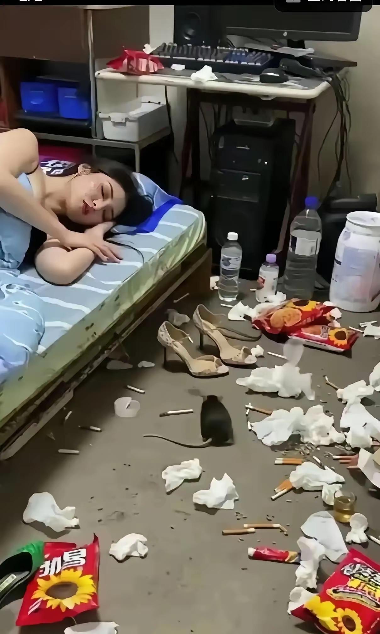 这能睡得着啊！颜值与卫生不符[大笑][大笑]