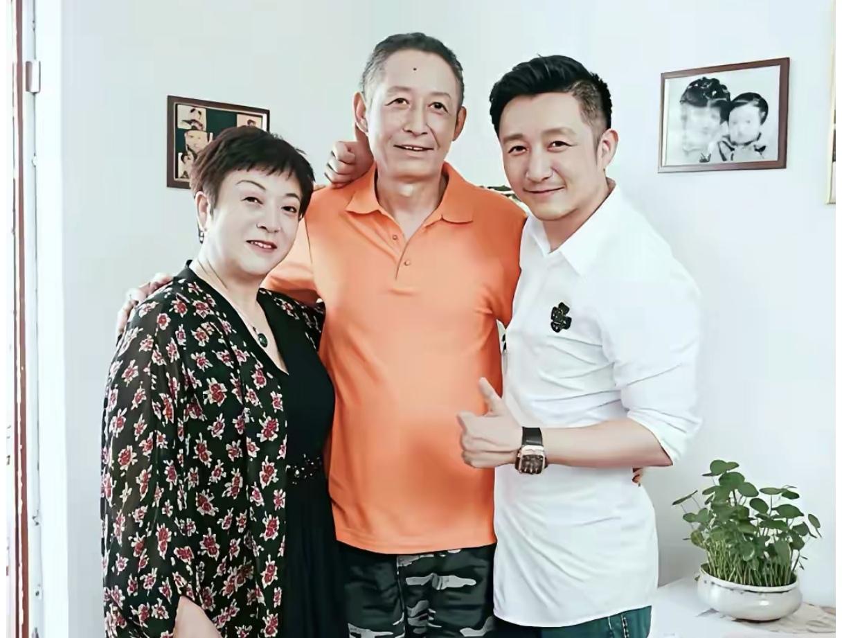 门当户对不是没有道理的！深扒了邹市明的父母，发现邹市明的原有家庭也真是越扒越