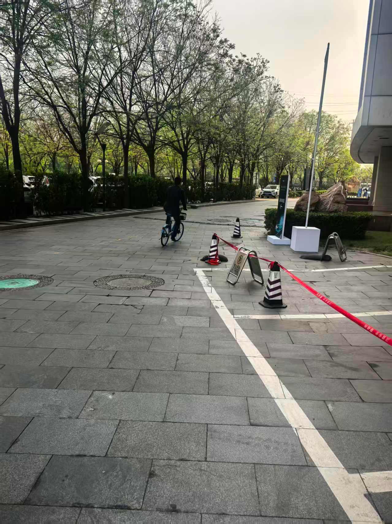 2026北京车展斌哥骑共享单车来北京车展，千亿总裁不带助理，不坐专车，就这么简