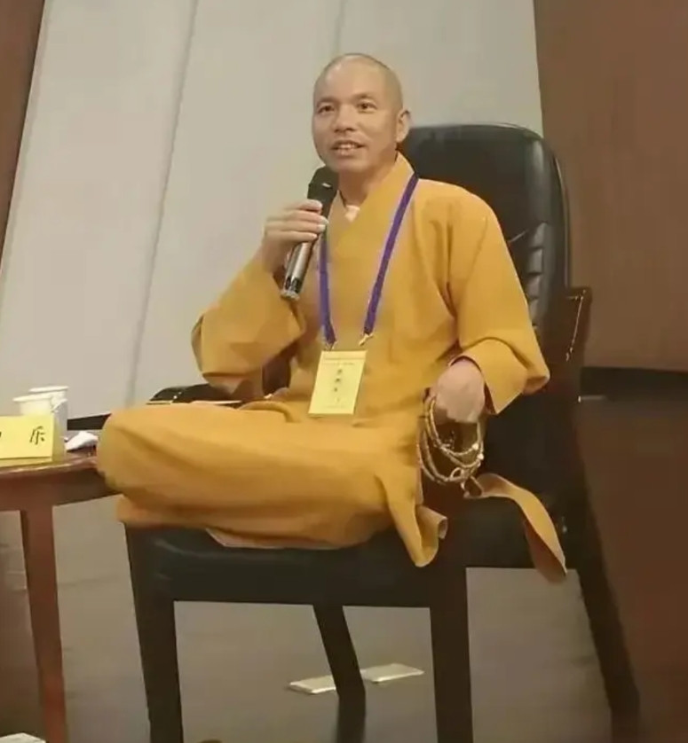 身为一名僧人，应该怎么坐才合乎僧人身份，特别是拥有住持头衔的僧人？图一是白马寺