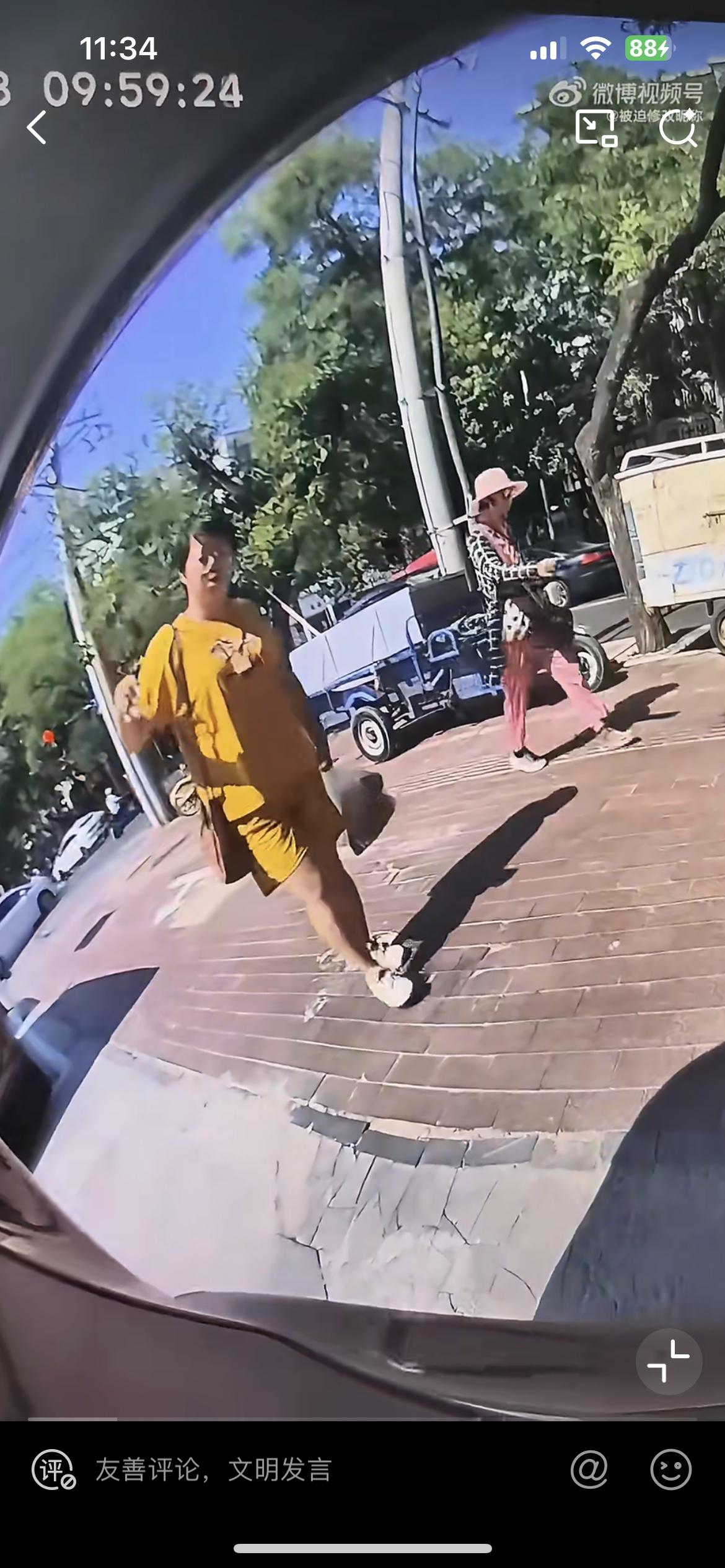 河南郑州，一小仙女用指虎故意划车。这是故意泄愤找茬吧？从监控的远视角看，车辆停得