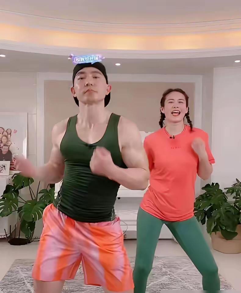 直播间曾经几百万人的热闹场景仿佛还在眼前，如今却只剩几十人，流量退潮之快令人咋舌