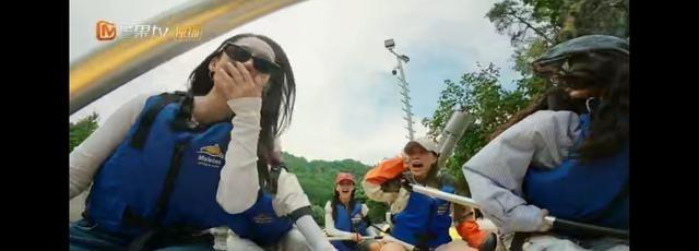 李沁漂流时帽子掉河里，张晚意二话不说就上危险站台去捞，马思纯也在旁边使劲帮忙，最