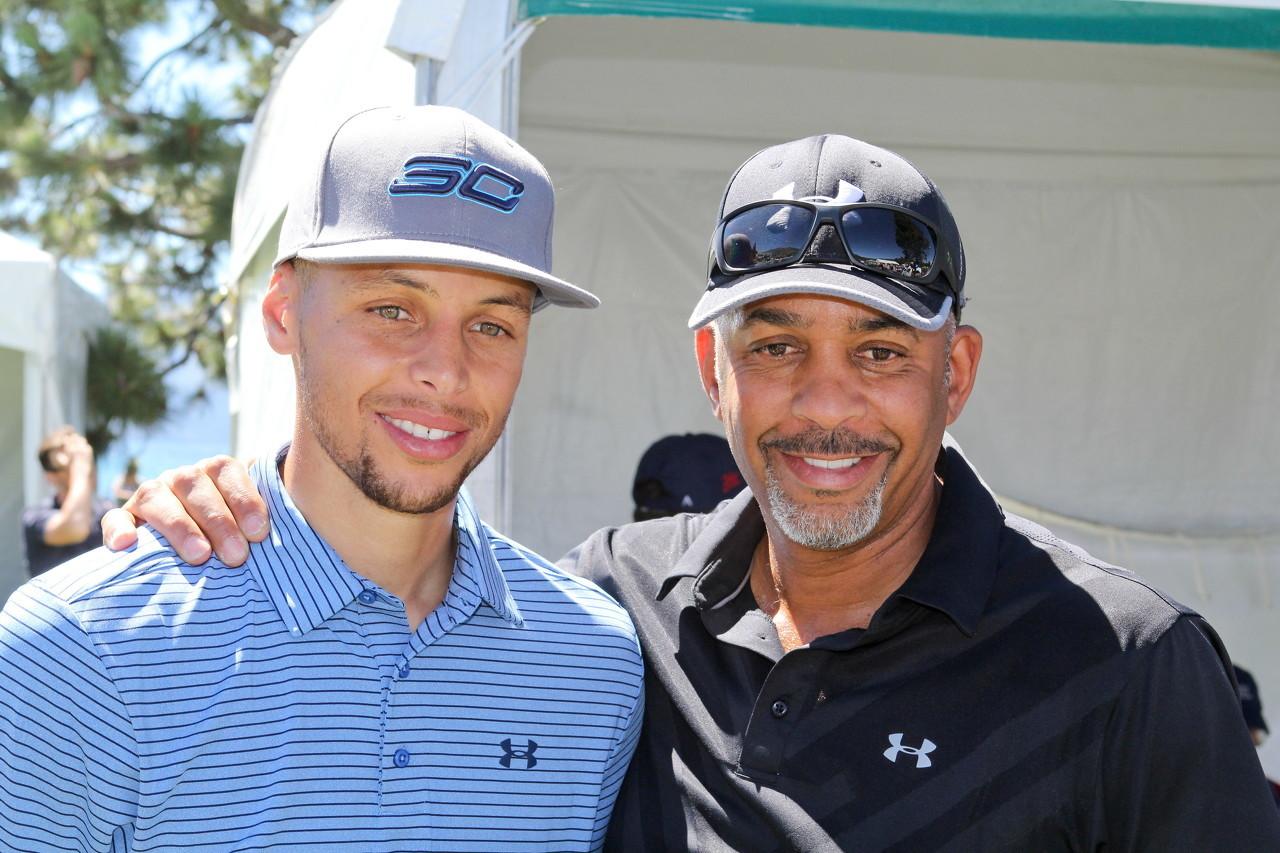 打仗亲兄弟，上阵父子兵。戴尔-库里调侃我希望我们父子俩总得分能超越詹姆斯父子俩。