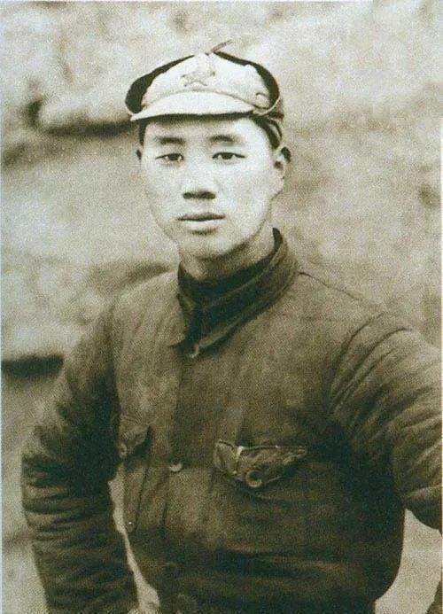 抗战中，杨成武刚带部队打了胜仗，营长兴冲冲拿来缴获来的大衣，杨成武接过一看，瞬间