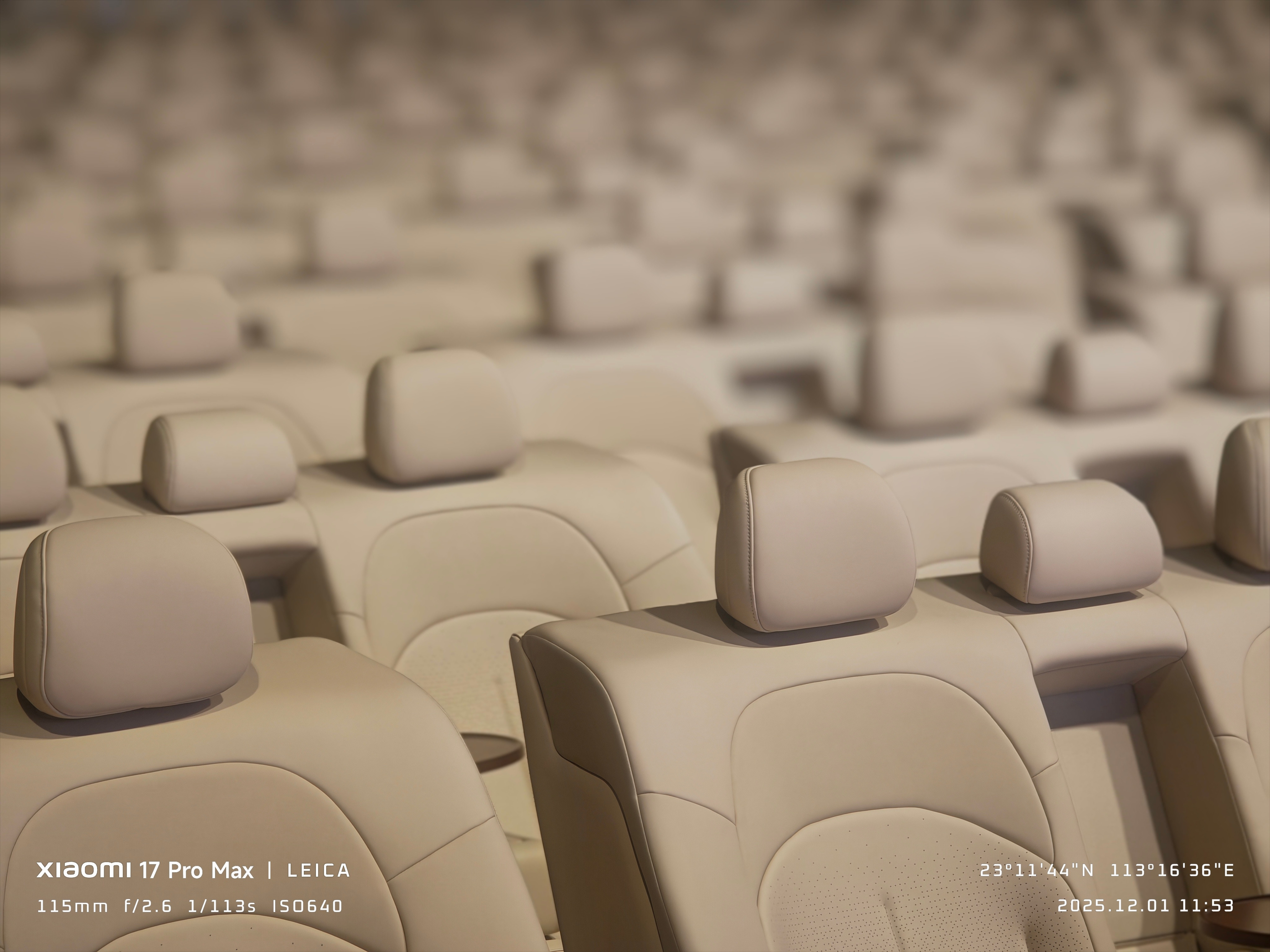 日产N6发布会把座椅全换成汽车座椅了，无法想象这次发布会得有多舒服。东风日产N6