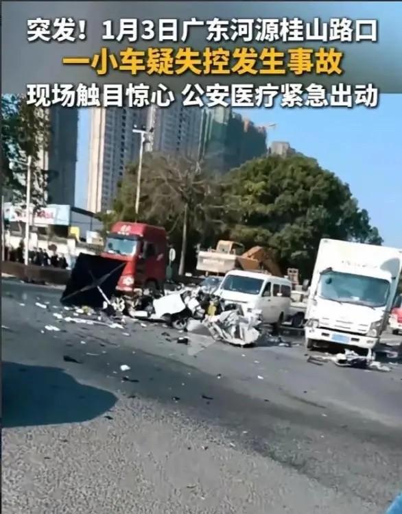 女司机闯红灯撞翻大货车，小车被撞成一块块，驾驶员秒没！事故发生地，广东。一名女