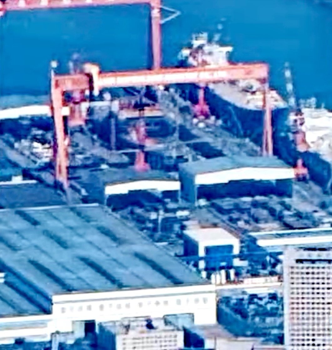 今日004侧视图舰首还是没上球鼻艏，甚至还缺一节图源网络烽火问鼎计划