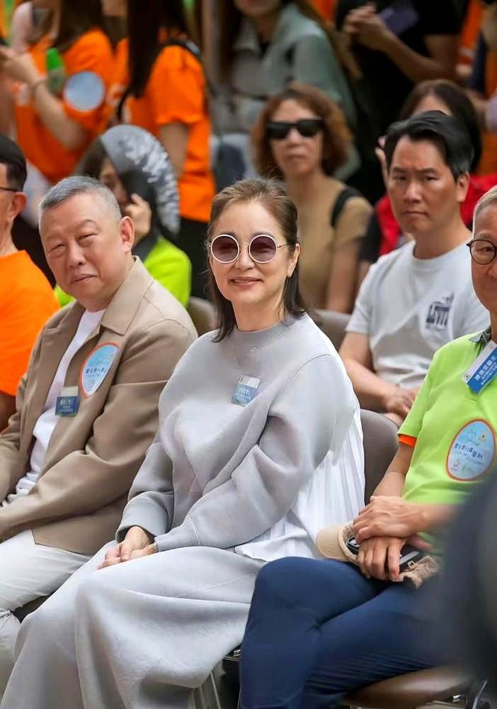 71岁的林青霞，早就懒得跟时间较劲了。全网还在对着几张精修图夸“少女感”，她