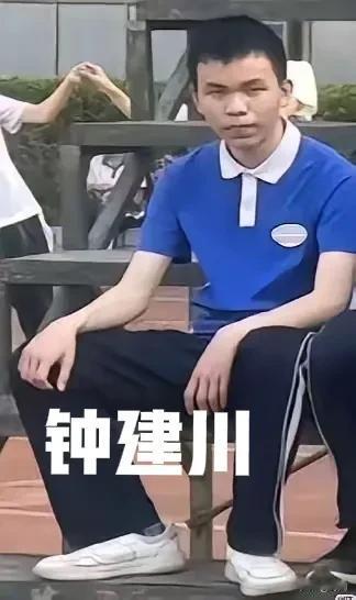 万能网友找到深圳14岁杀人犯钟建川的照片，果然是“相由心生”，一看就是狠角色，老
