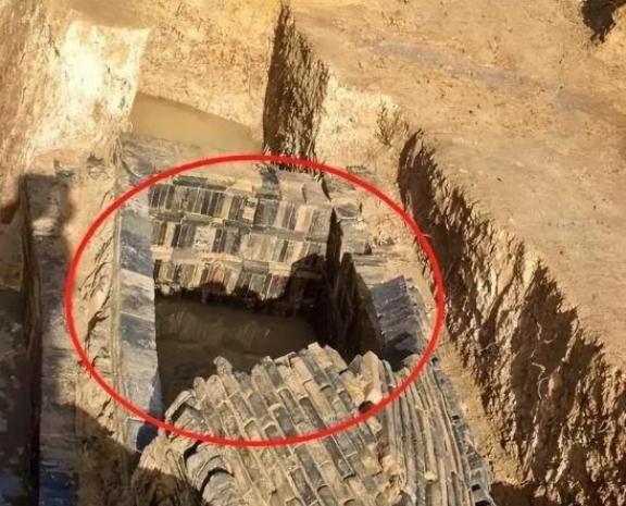 1955年，苏州市园林局为了清理虎丘剑池，把池子里的水全抽干了！不料，就在清理完