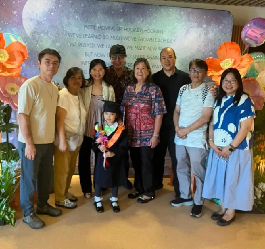 77岁歌神许冠杰出席孙女毕业礼！4个乖孙全是混血呆萌可爱近日，香港歌神许冠杰携