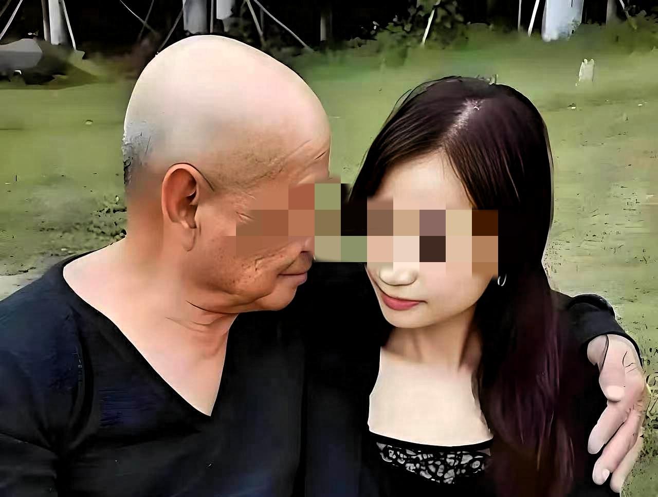 70岁大爷与女保姆同住16年，每月给她转账4800，分开时大爷却冷笑：这4800