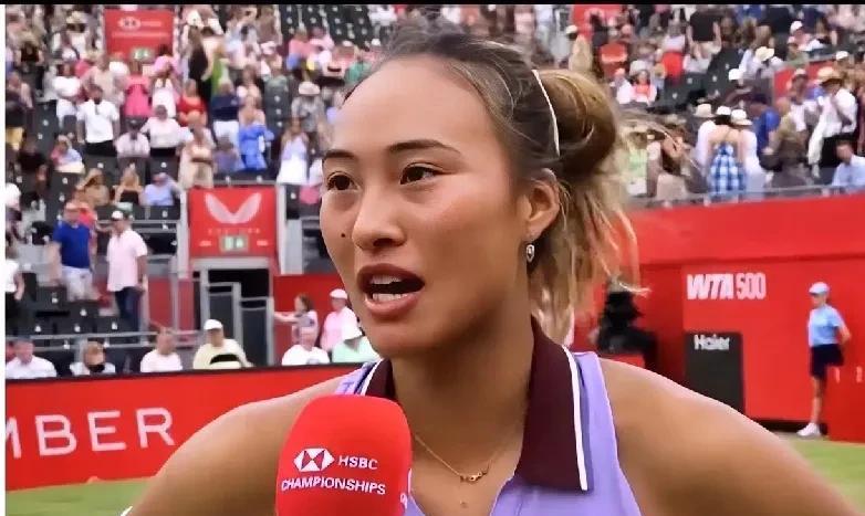 郑钦文2-0战胜前美网冠军拉杜卡努，赛后采访专门解释了换鞋的理由并向观众道歉: