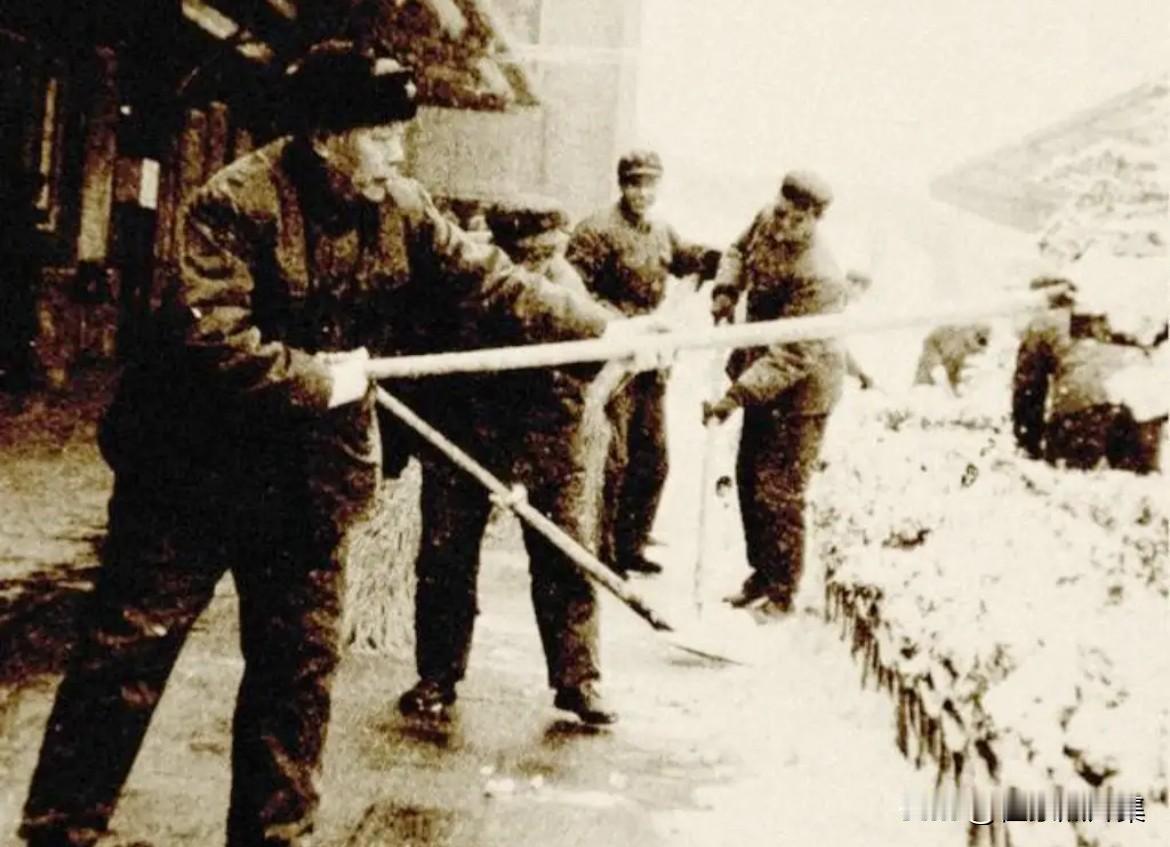 1981年，时任饶守坤将军（济南军区司令员，左一）与干部战士们清理积雪的照片。当