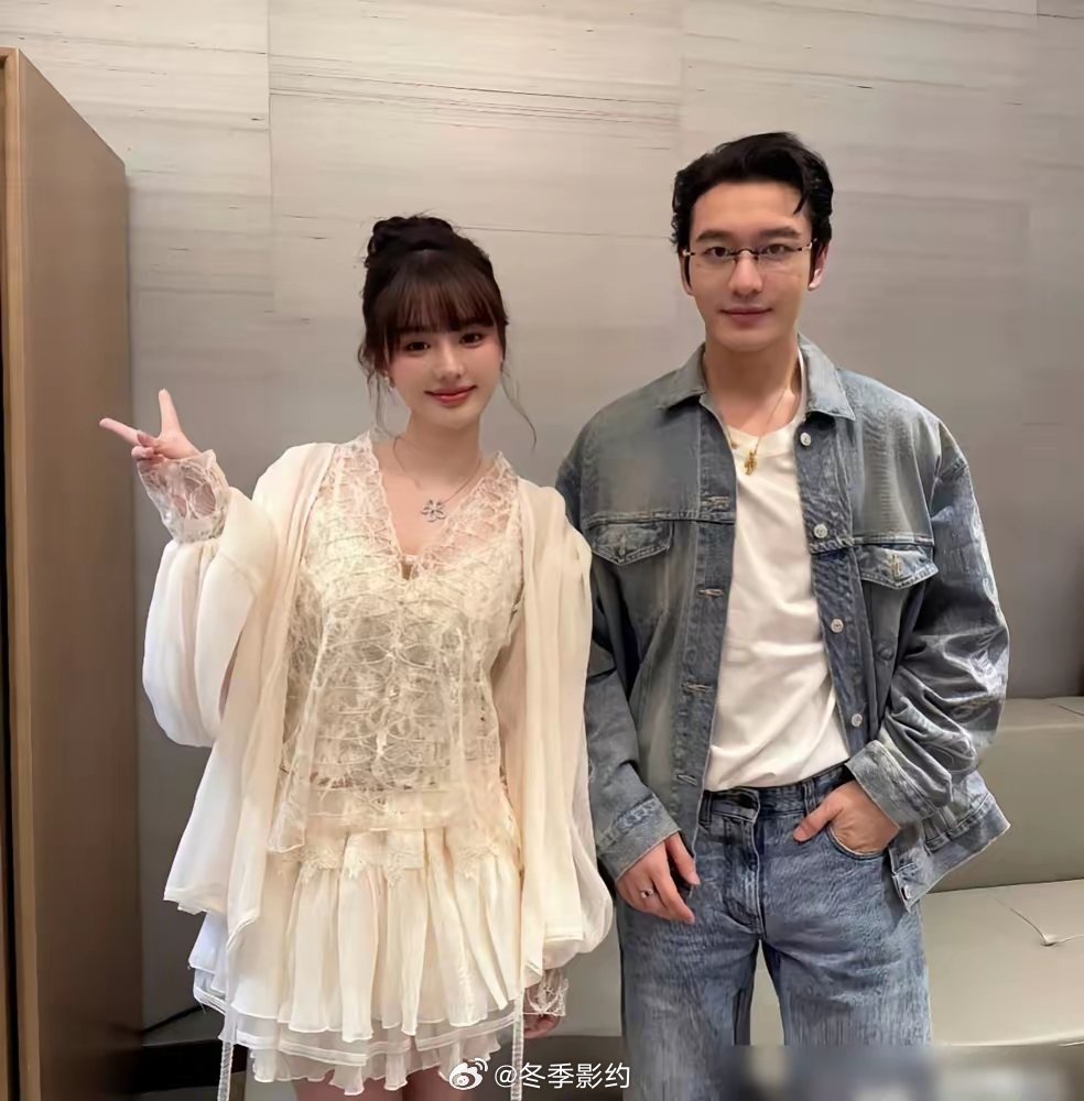 黄晓明又带“翻版杨颖”游环球！22岁年龄差，全程当人肉遮阳伞！大年初九的新加坡环