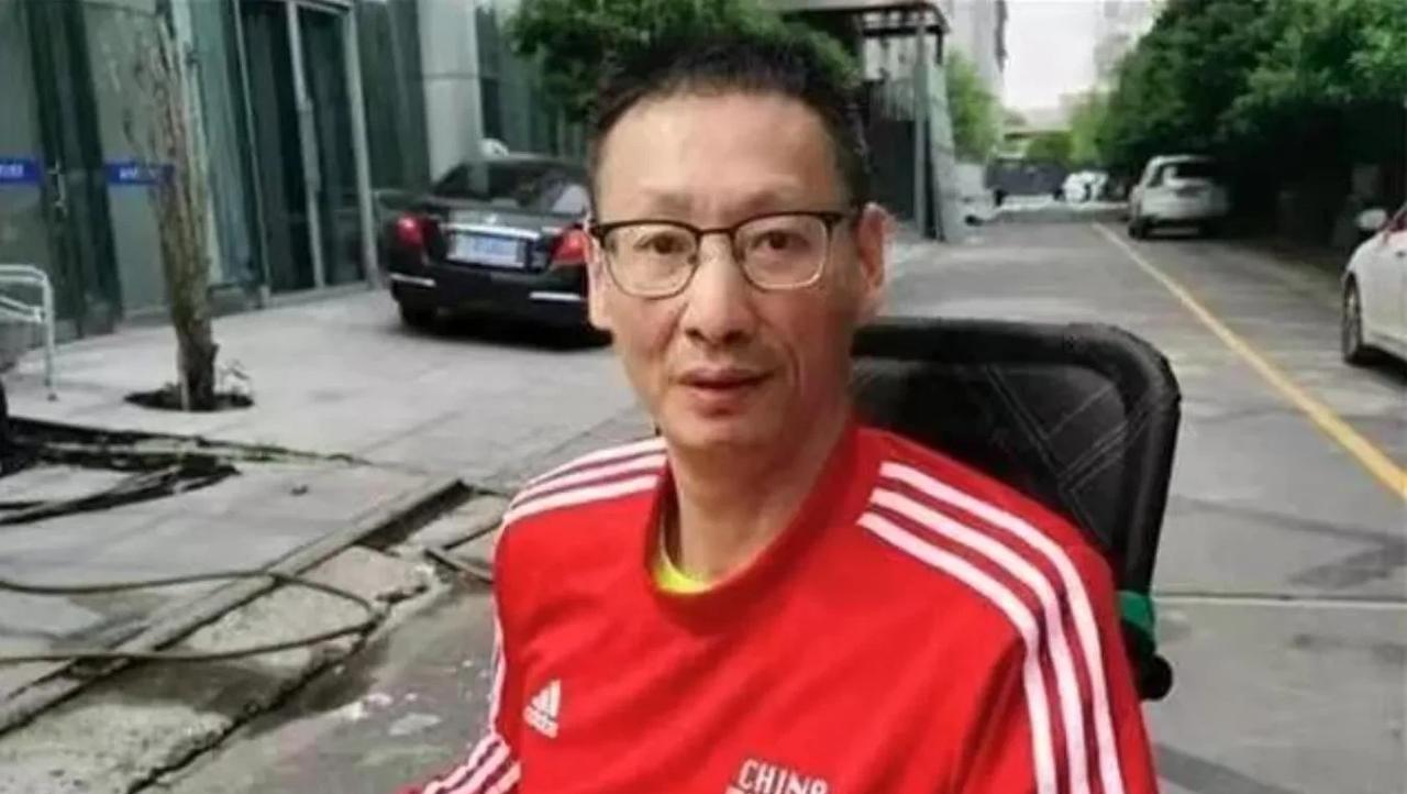 【给郑亮固定证据，应该可以做到】男排前国手郑亮的女排话题直播，一下上了热搜。郑