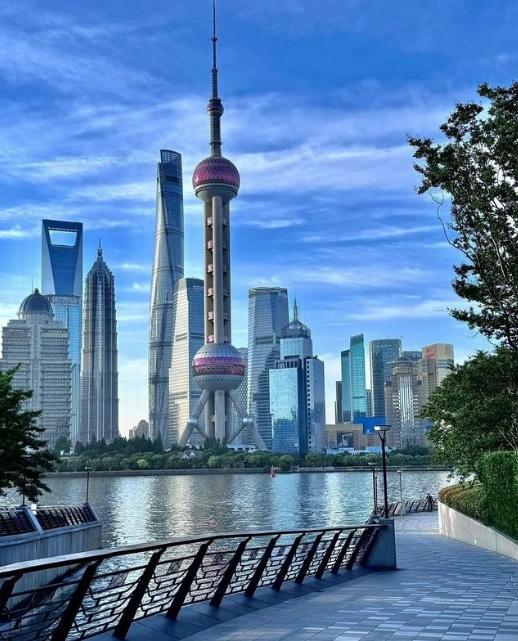 中俄的基本国情是不同的。俄罗斯不缺粮食，不缺能源，关起门来是可以过日子的，而且它