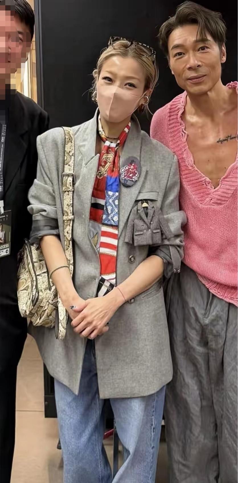 郑秀文许志安，两口子瘦得有一拼。特别是许志安简直就是骨瘦如柴，瘦骨嶙峋的。那胸骨