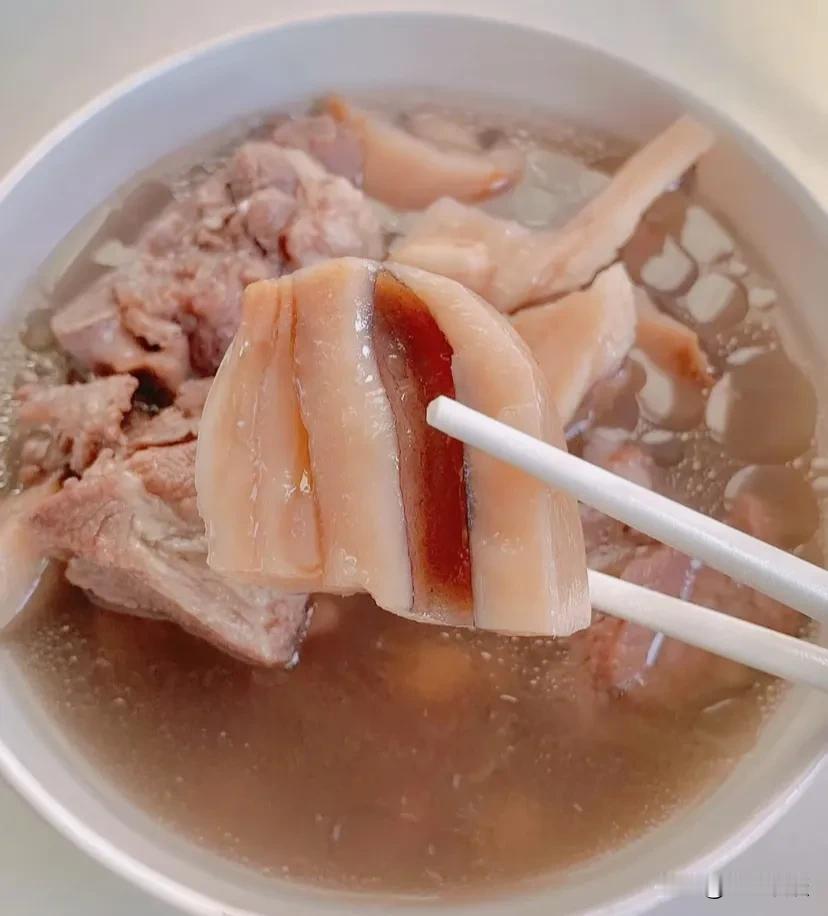 好久没喝莲藕汤了，其实我很喜欢喝莲藕汤，但我很少煮这个汤。为什么会这样？