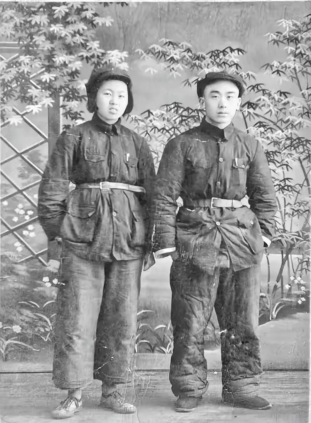 看着这张五十年代初汾阳第一任县长王彩彰和妻子的合照，挺感慨的。王彩彰可是个传奇人