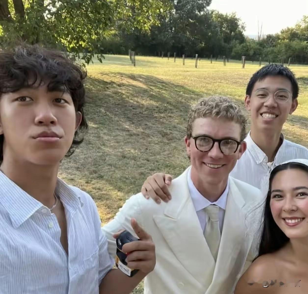 姜文的三个孩子都陆续长大成人了，作为姐姐和两个弟弟的感情非常好，在婚礼上的合影甜