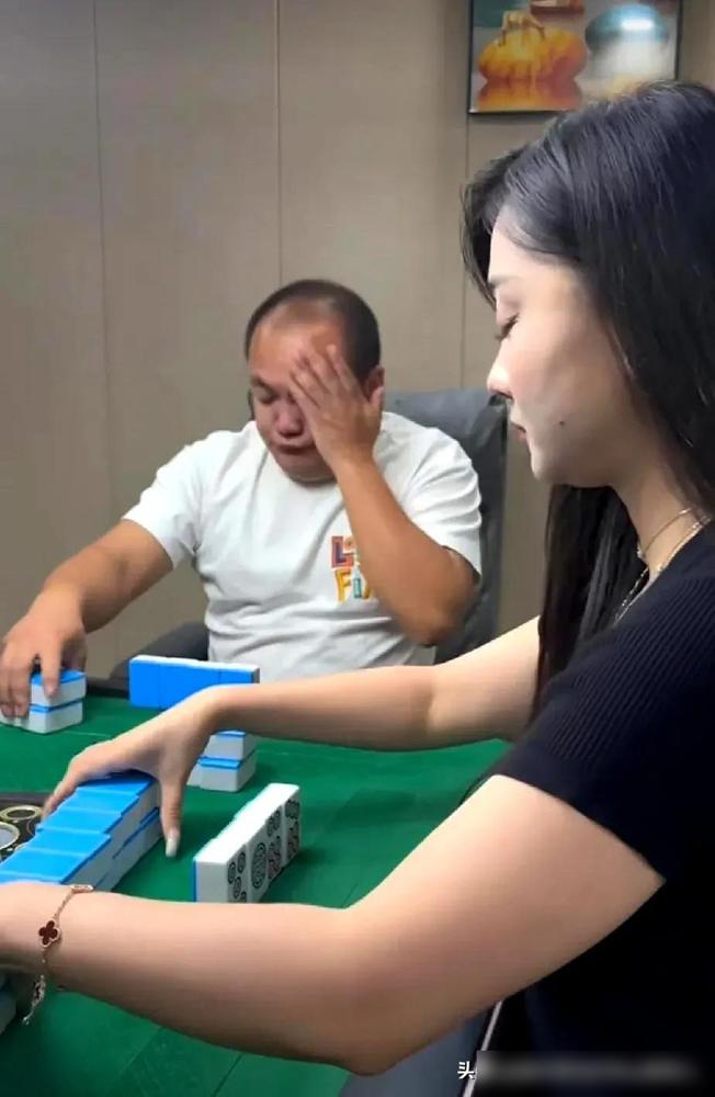 朋友开的麻将馆倒闭了，去年六月刚开业的时候，那叫一个生意好，上下楼八个包间天天爆