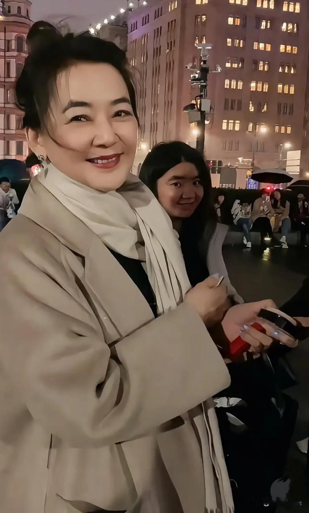 胡慧中和女儿现身上海外滩游玩，快70岁的她，气质优雅，雍容华贵。穿着一件灰白色