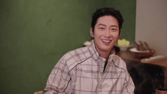 窦骁何超莲夫妻双认证,尊界S800成顶流圈层出行标配窦骁最新出行Vlog里,他