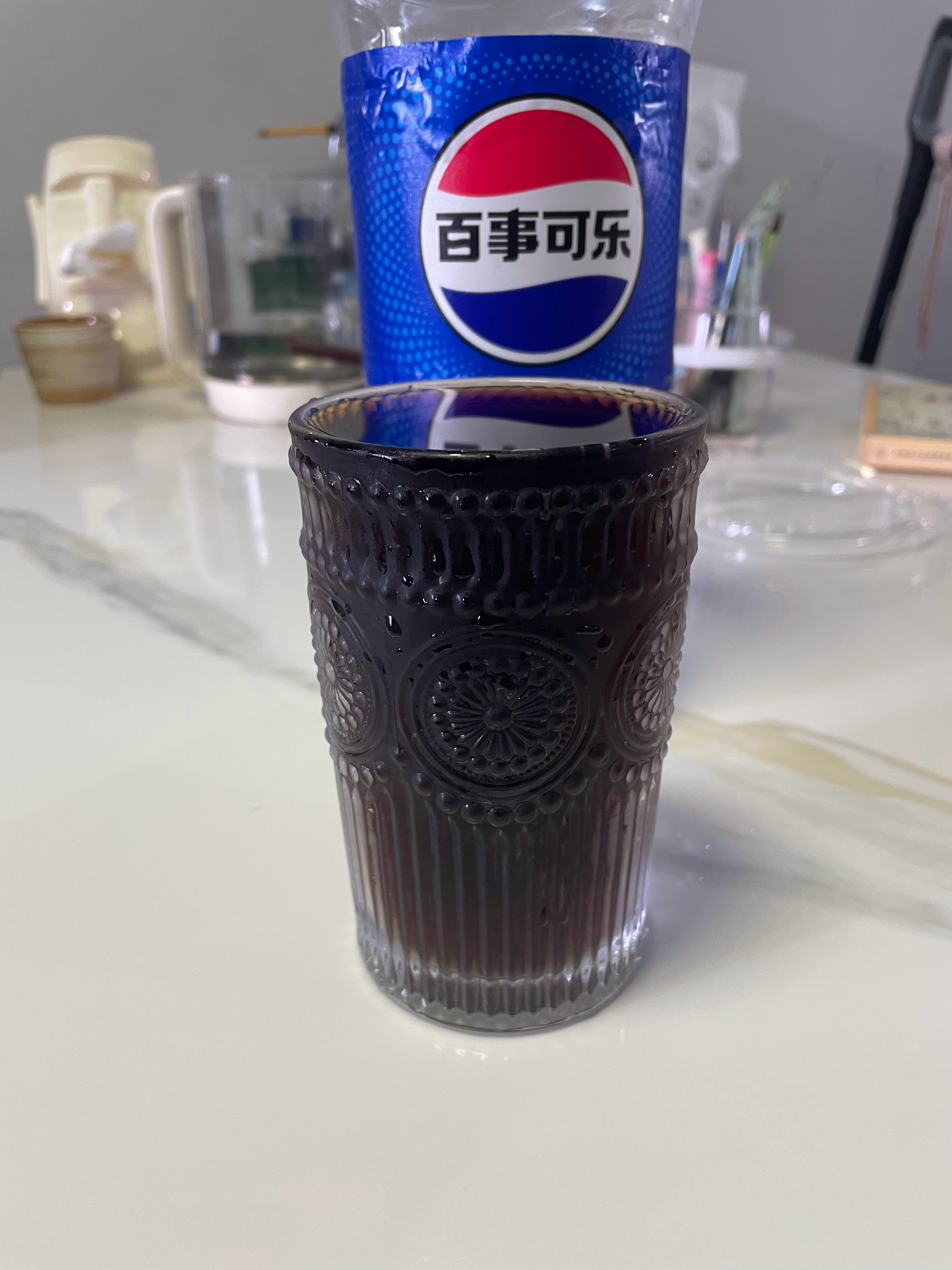 超市一大瓶5.9元买的上午就想喝，怕又喝咖啡又喝可乐我这副躯体承受不住，忍住没喝