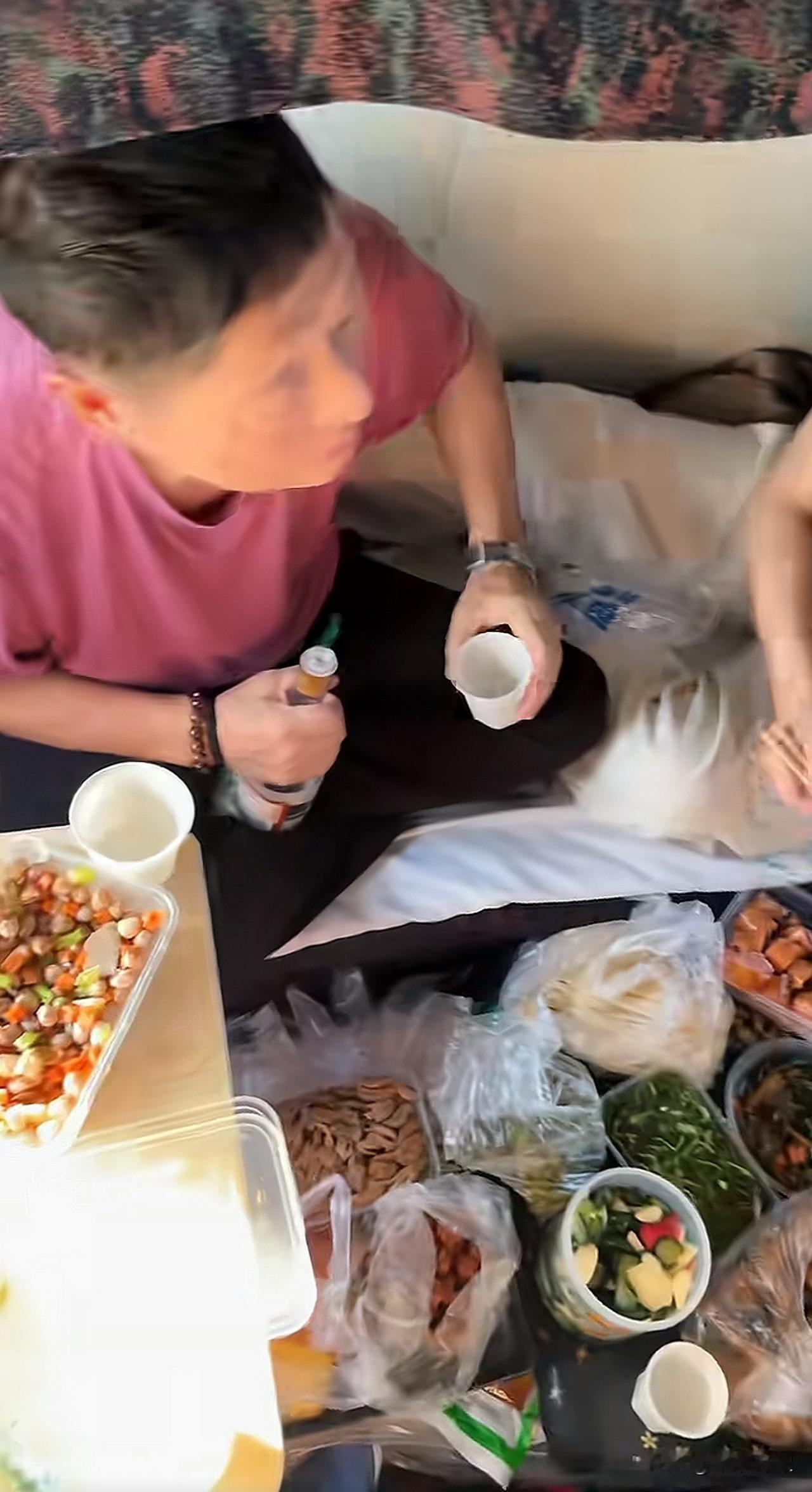 坐火车，上铺视角，怎么能不是尴尬的加入他们[呲牙笑]