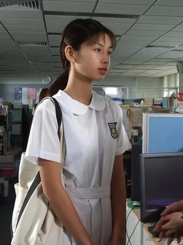 16岁的杨颖，客串演戏，青涩稚嫩！那时候的杨颖，顶多只能算清秀，而且还戴着牙箍