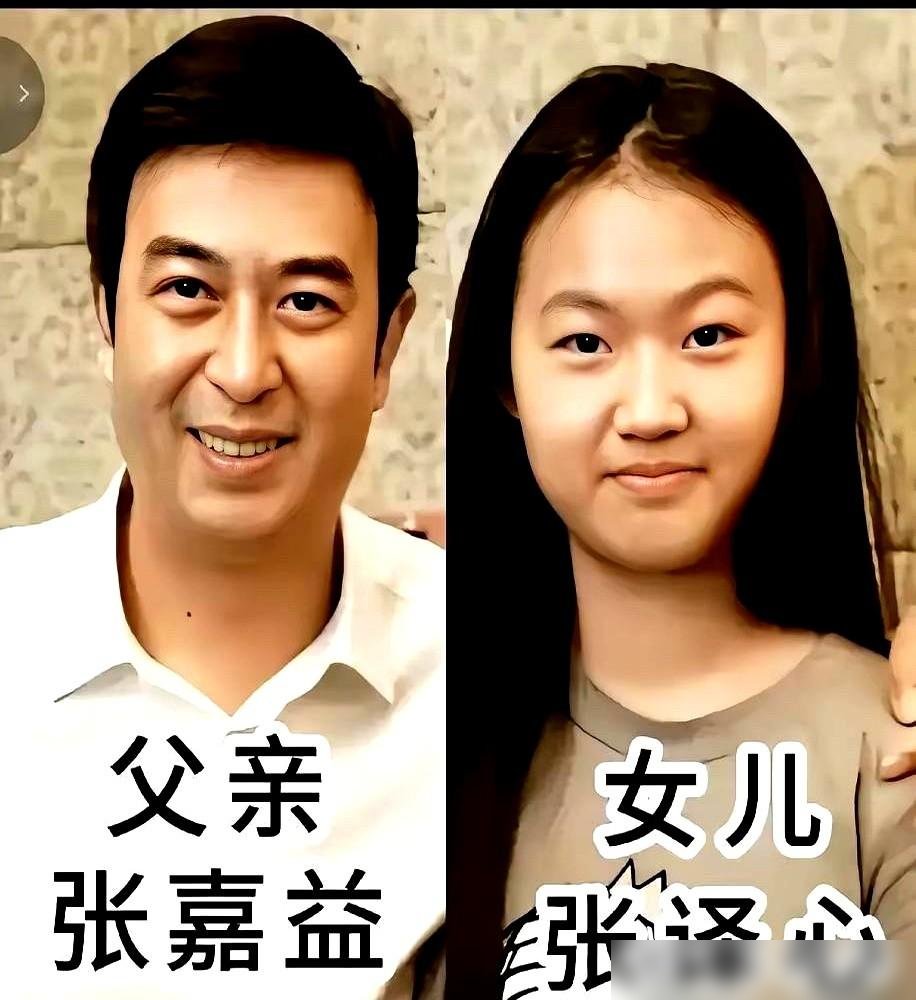 张嘉益闺女毕业了，没进组，没热搜，没通稿。就一张路人拍的合影，扎人堆里找不着。那边《主角》刚在央视杀