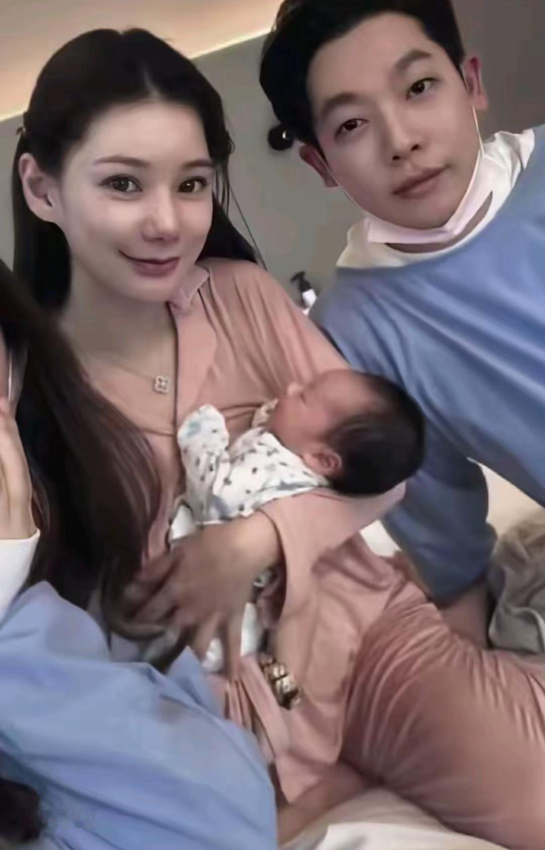 马筱梅晒出自己抱着儿子小汪宝拍嗝的图片，又引争议。先不说拍嗝姿势专业不专业，旁边