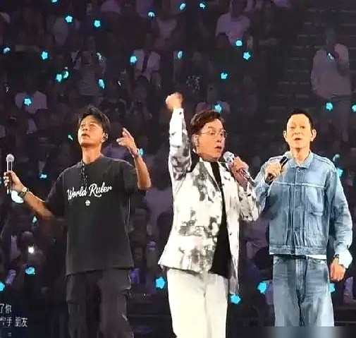 没有彩排，没签合同，更没人算什么出场费。红馆台上，谭咏麟麦克风一指，台下的刘德华和李克勤直接拔腿跨上