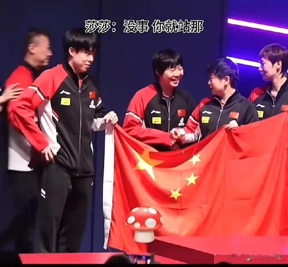 现场可太逗了！球迷冲蒯曼喊让让地儿，莎莎：就站这儿！不然非乱套不可！夹在莎