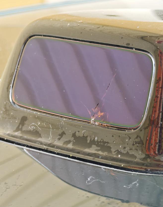 这是高速被异物砸的吧,这种情况的破损应该是已经影响光束发射了,建议尽快维修!