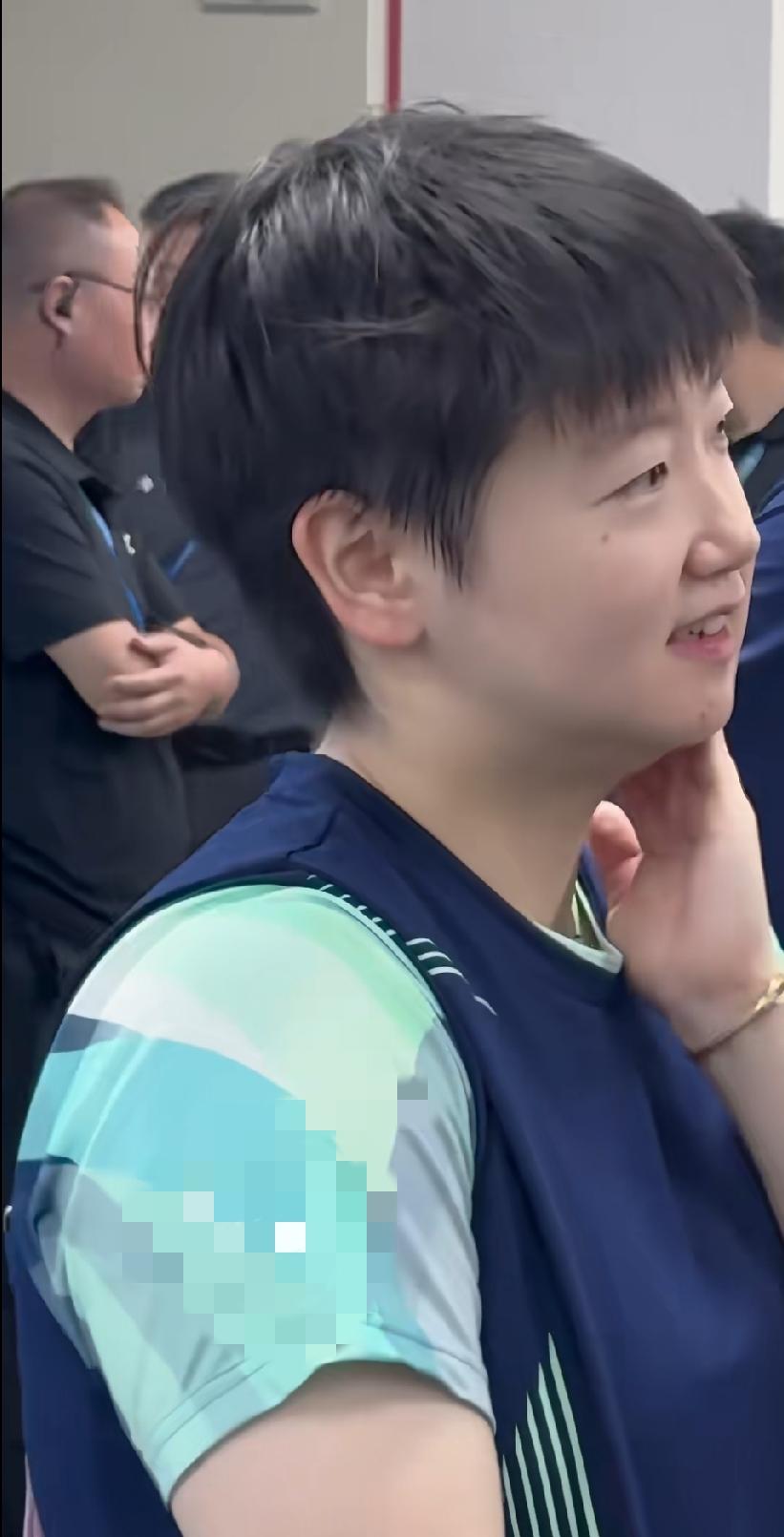 谁能拒绝软乎乎的孙颖莎！先是抬手擦脖子上的汗，又轻轻抚过脸颊，随手拍掉身上的汗