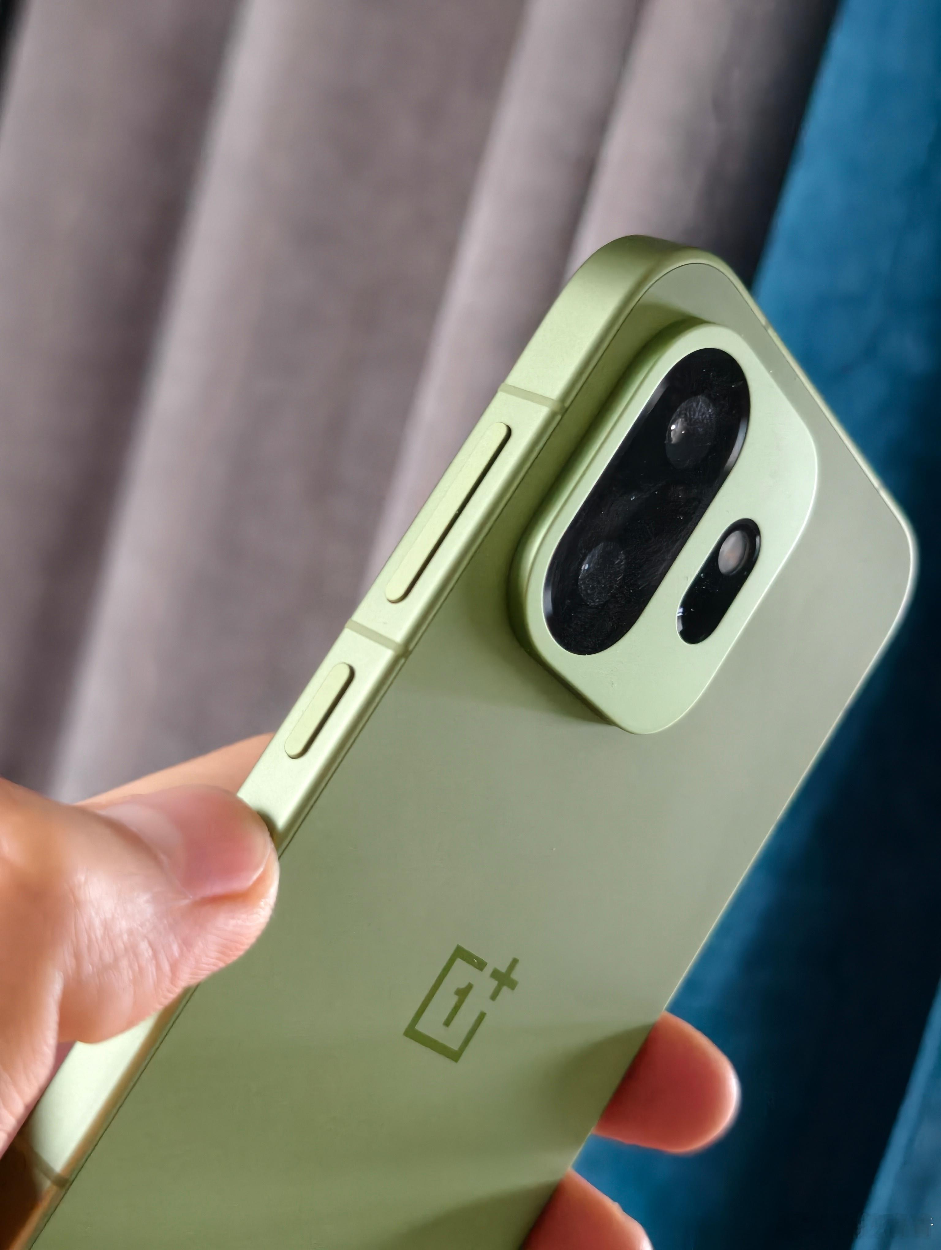 现阶段的小屏旗舰里面，一加15T算是个很不错的选择。小屏的优势在于手感好，易于掌