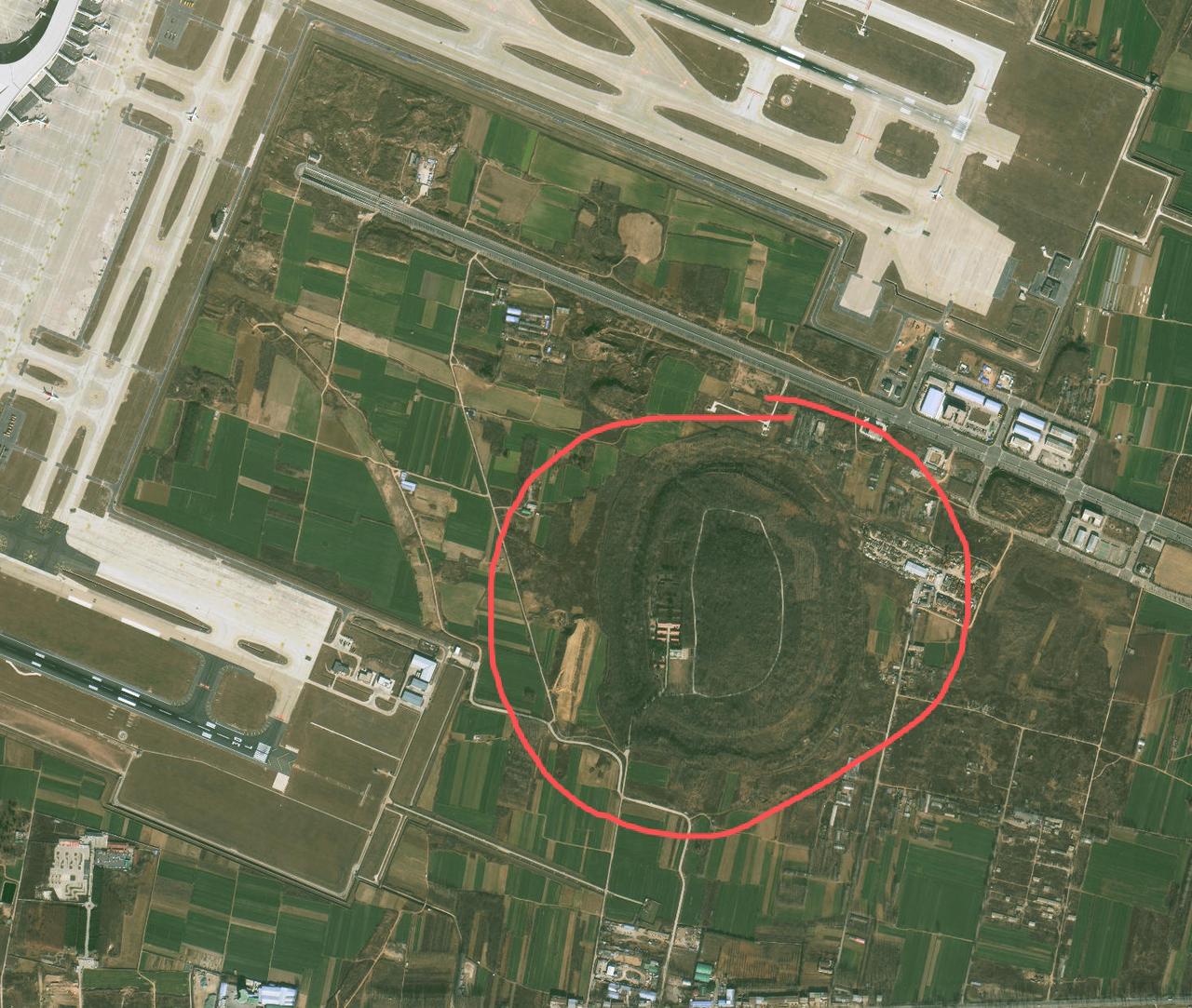 郑州这两个大土包背后藏着啥？郑州主城区和航空港各有一个大土包，中间非常高、周边