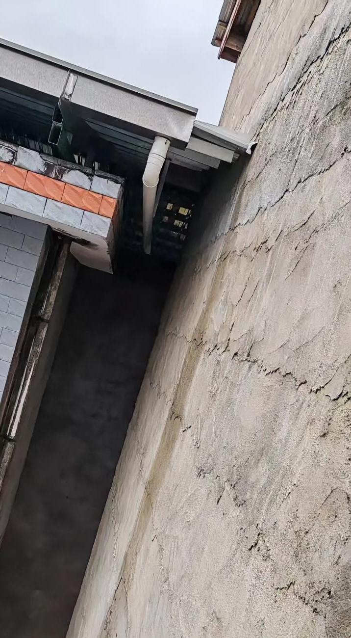 农村邻里矛盾几时休。前两天，住在农村的大姐来电话说，邻居搭钢架棚，将出水口靠在她