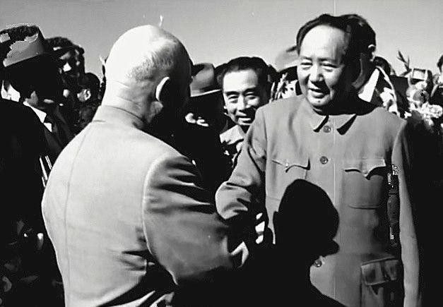 赫鲁晓夫回忆说，有一次和毛泽东喝茶聊天，他问，“有多少征服者进入过中国？”然后他