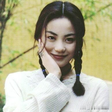 王菲旧照～白色镂空针织衫搭配双麻花辫，再加上choker和个性耳饰的点缀，甜酷又