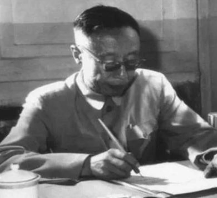 1959年，在一个晚宴上，郭沫若拍着溥仪的肩膀说：“来给我当助理，我保你以后吃香