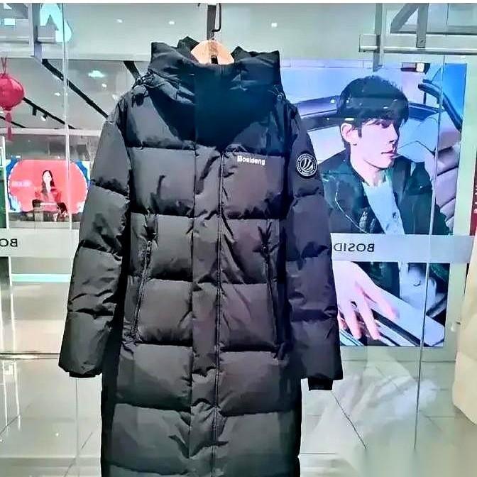 商场断码区，我抄底了一件199的羽绒服。门一推，冷风“呼”地一下灌进来，我整个
